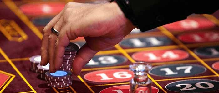 There are several advantages to gambling online at casinos